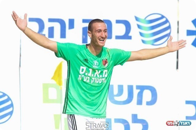חליל חוגג עוד שער של כפר קאסם (סטראבו)